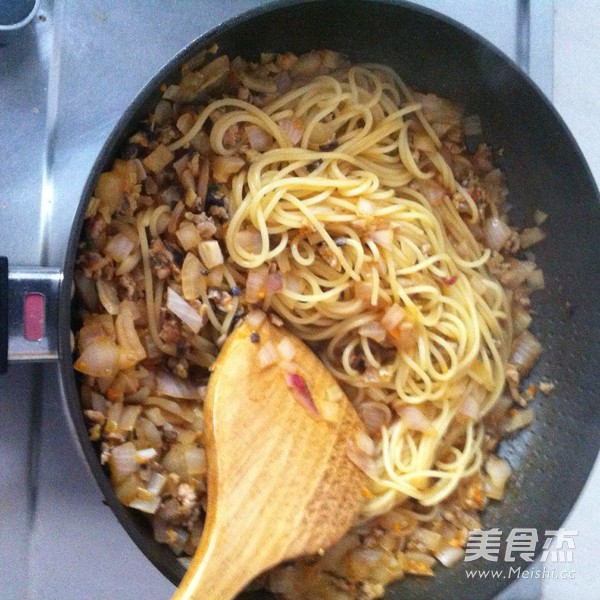 Spaghetti with Onion Bolognese recipe