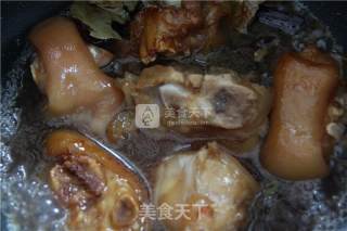 Beautiful Meet-braised Pig's Trotters recipe