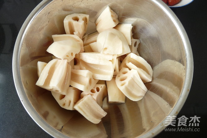 Raw Lotus Root Lean Meat Soup recipe