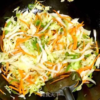 Stir-fried Green Peppers with Cabbage and Carrots recipe