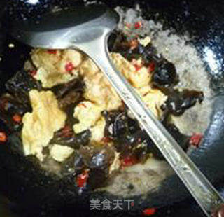 Scrambled Eggs with Chopped Pepper and Black Fungus recipe