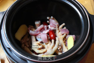 Black-eyed Peanut Chicken Feet in Clay Pot recipe