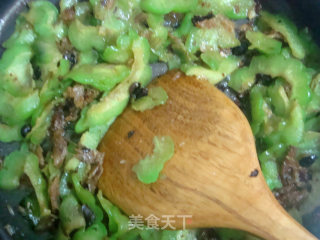 Stir-fried Bitter Gourd with Dace in Black Bean Sauce recipe