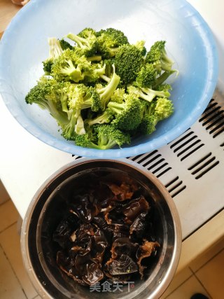 Broccoli with Fungus recipe