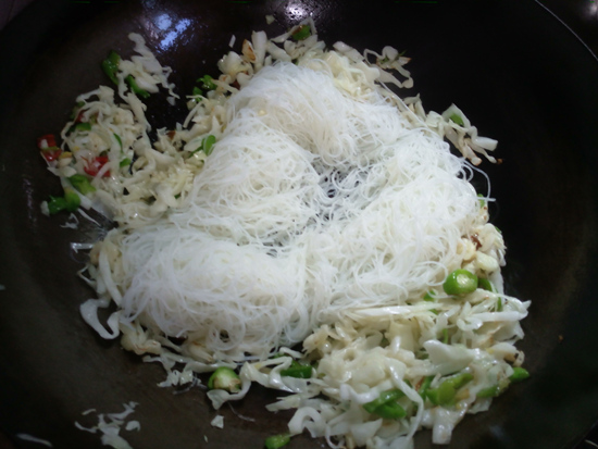 Stir-fried Vermicelli with Cabbage in Xo Seafood Sauce recipe