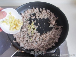 Spinach Noodles with Mushroom Meat Sauce recipe