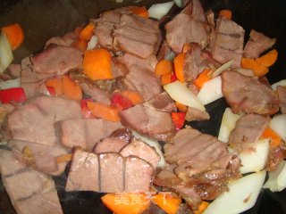 Stir-fried Beef with Garlic and Carrots recipe