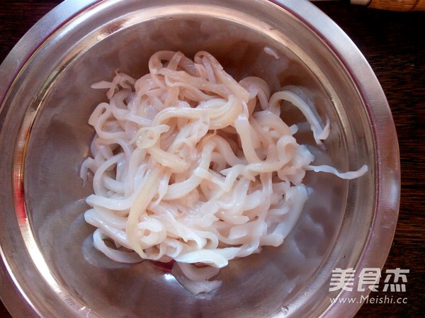 Squid Shredded Silver Bud in Hot Pot recipe