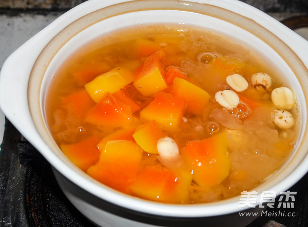 Summer Sweet Soup-tremella and Papaya Soup recipe