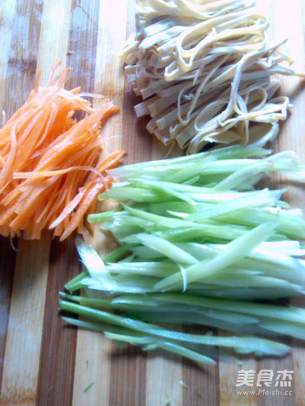 Celery Mixed with Dried Shreds recipe