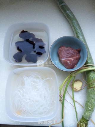 Loofah and Fungus Vermicelli Soup recipe