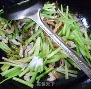 Stir-fried Celery with Lean Pork in Daylily recipe