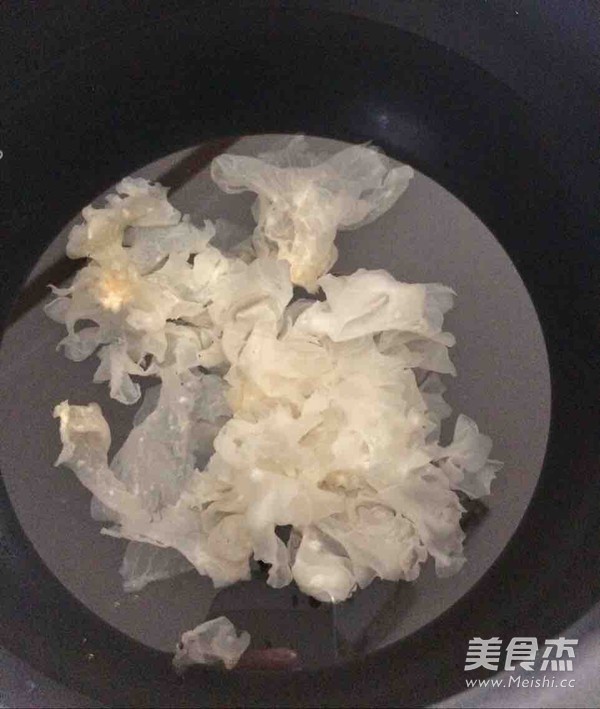 Autumn Pear White Fungus and Lotus Seed Soup recipe