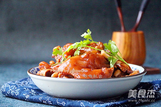 Finger-sucking Fermented Bean Curd and Peanut Stewed Trotters recipe