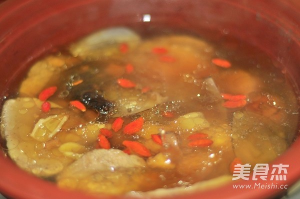 Stewed Chicken Soup with Hericium and Sea Coconut recipe