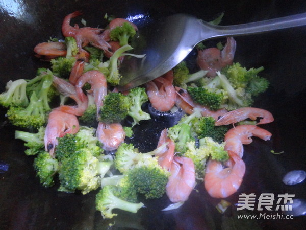 Fried Sea Prawns with Broccoli recipe