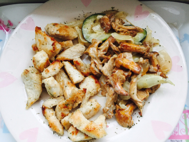 Creamy Chicken Breasts with Zucchini and Chanterelle recipe