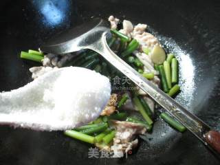 Stir-fried Bullfrog with Soy Sauce and Garlic Stalks recipe