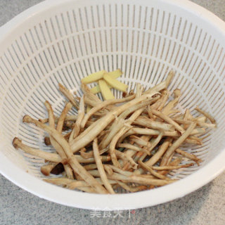 Make A Good Soup for The Family with Heart ----- Stewed Chicken with Matsutake recipe