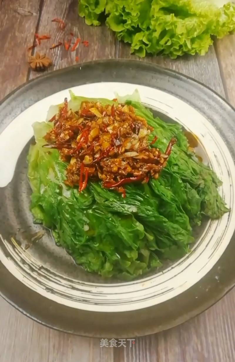 Lettuce Drizzled with Garlic and Spicy Oil recipe