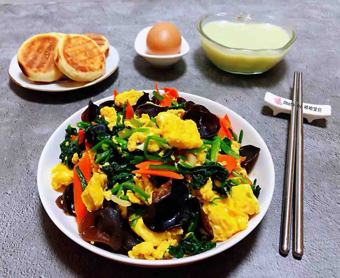 Scrambled Eggs with Spinach and Fungus recipe