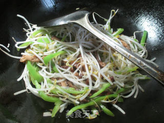 Stir-fried Mung Bean Sprouts with Mushrooms and Peppers recipe