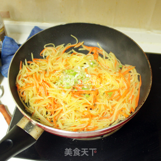 Stir-fried Potato Shreds with Carrots recipe