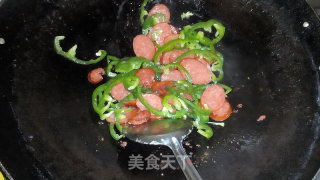 Home-style Taste (4)-crispy Grilled Sausage with Green Pepper Shreds recipe