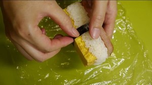 Spam Sushi Masubi Luncheon Meat and Sweet Egg Sushi by あっ, 之想グルメだ! recipe