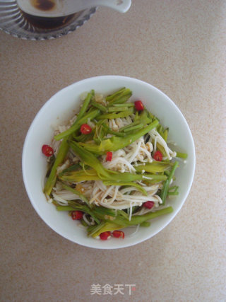 Fresh Yellow Flowers Mixed with Enoki Mushrooms recipe