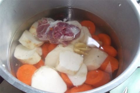 Yam Carrot Crucian Carp Soup recipe