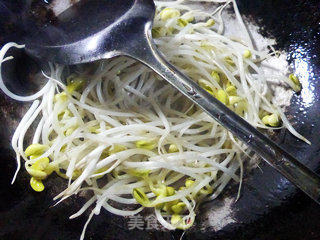 Stir-fried Soy Sprouts with Pork Tongue recipe