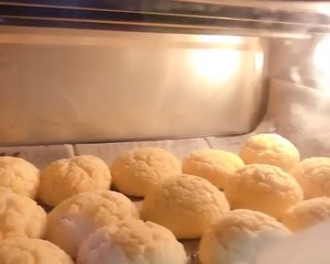 A Newbie of Meringue Puffs Succeeded (with Custard Sauce) recipe