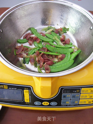 Home-style Quick Stir-fry-fried Sausage with Snow Peas recipe