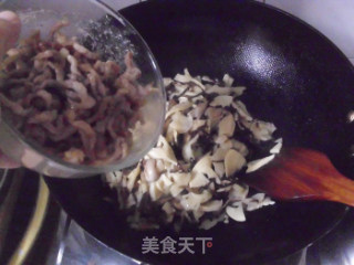 Fried Noodles with Mushrooms, Bamboo Shoots and Pork recipe