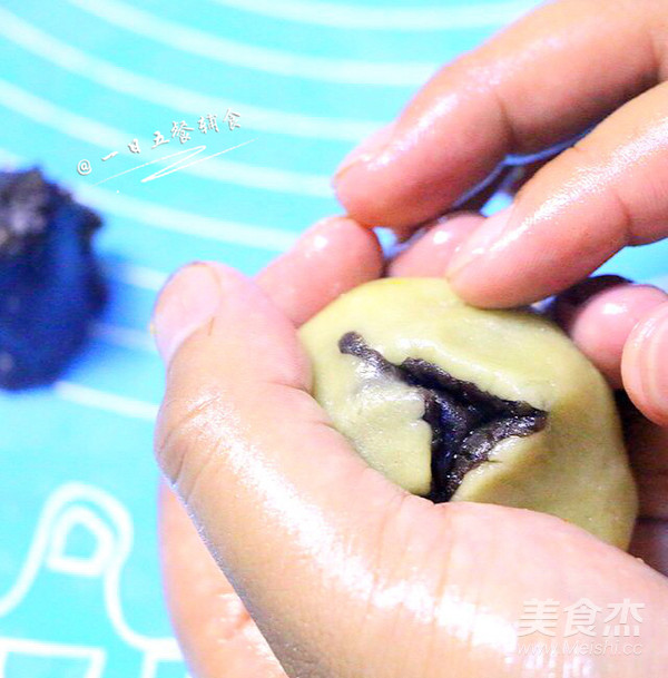Egg Yolk Bean Paste Mooncakes recipe