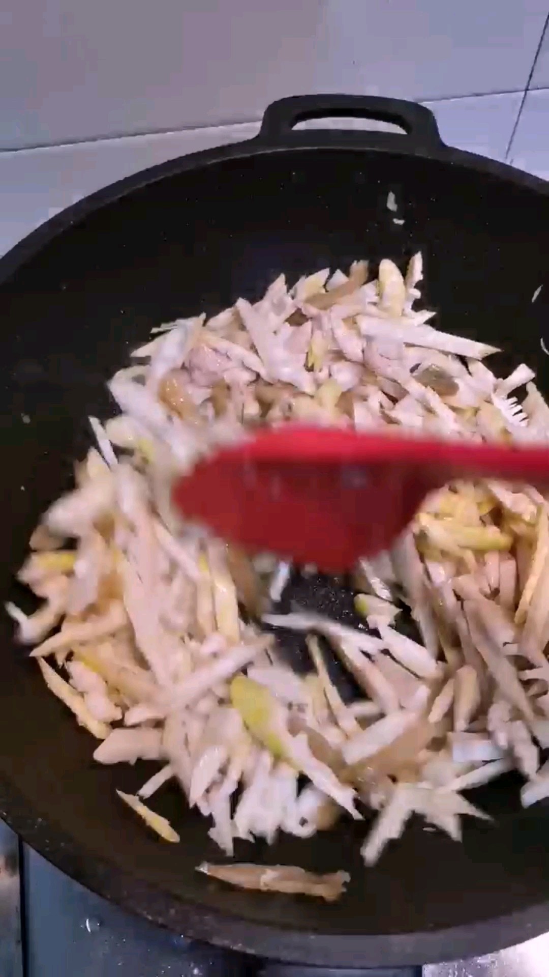 Stir-fried Shredded Chicken with Spring Bamboo Shoots recipe