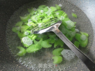 Stir-fried Vermicelli with Vegetarian Ham and Celery recipe