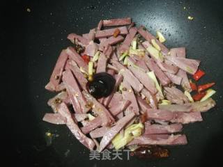 Stir-fried Beef Slices with Dried Snow Beans recipe