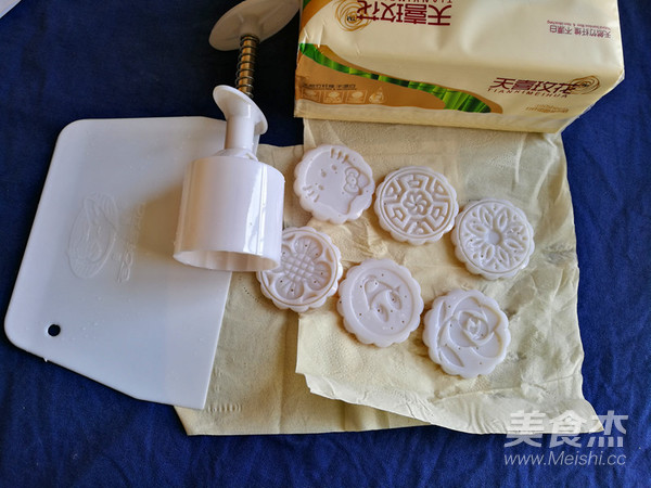 Three-color Snowy Mooncake with Purple Sweet Potato Stuffing recipe