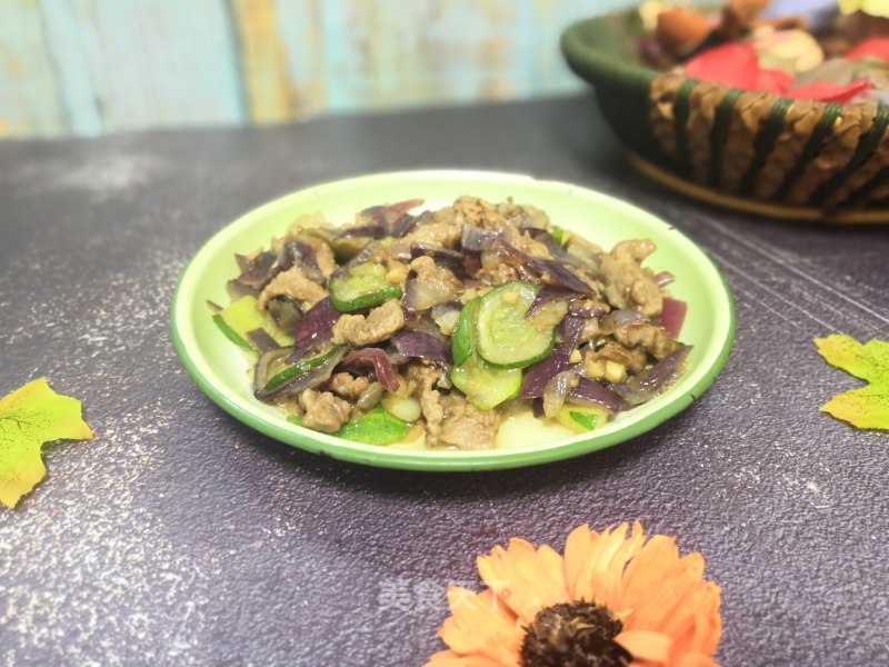 Cucumber Beef Sautéed with Onions recipe