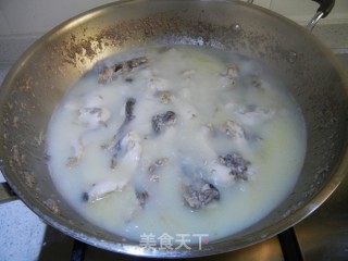 Lettuce Stalk Black Fungus Black Fish Soup recipe
