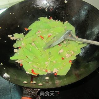 Lettuce Slices with Dried Chilli Minced Meat recipe