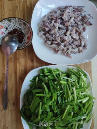 Stir-fried Chives with Small Squid recipe