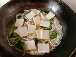 Broccoli Fish Cake Boiled Rice Noodles recipe