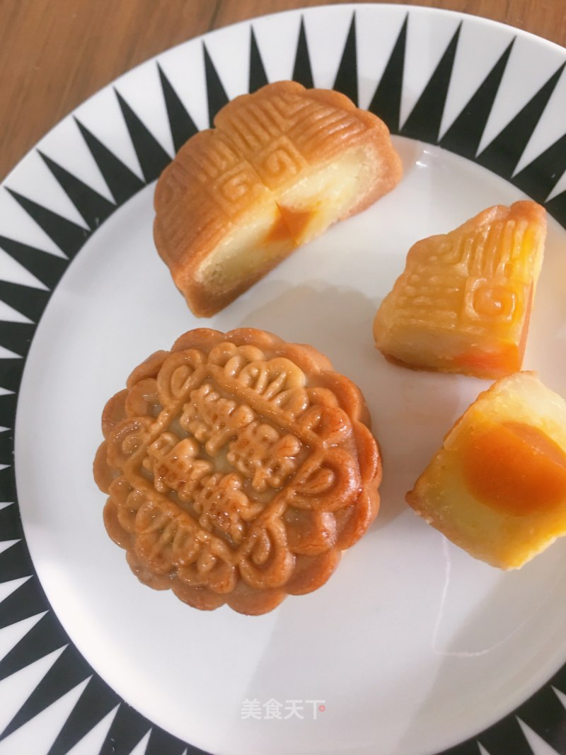 Mooncakes with Egg Yolk and Lotus Seed Paste