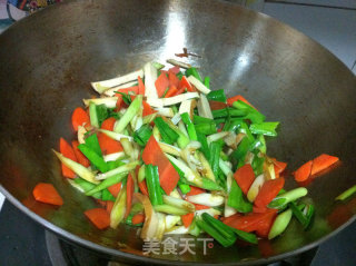 Stir-fried Carrots with Fragrant Green Garlic recipe