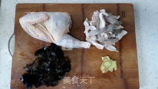 Chicken Soup with Astragalus Belly Strips——a Soup in Autumn and Winter recipe