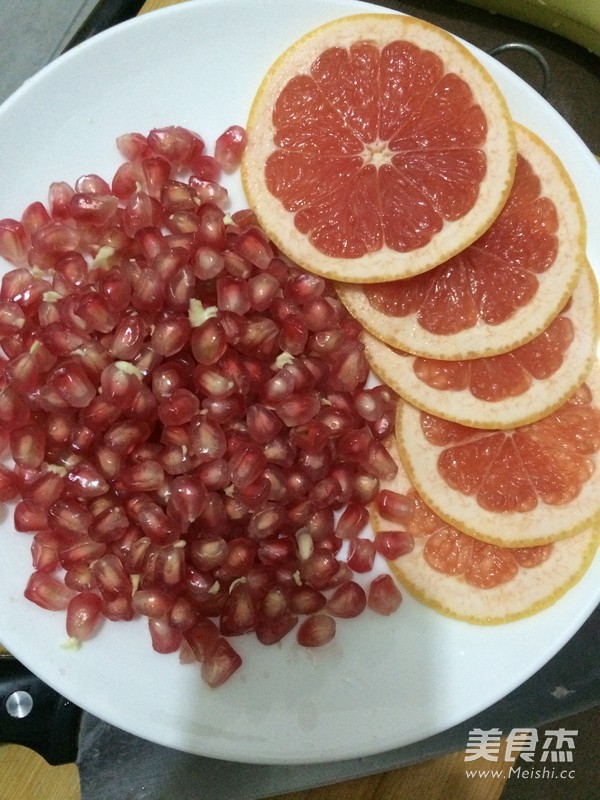 Pomegranate Grapefruit Detox Water recipe