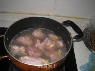 Horseshoe Carrot Pork Tendon in Clay Pot recipe